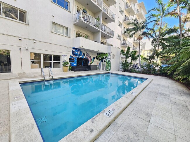 Foto del edificio - 677 NE 24th St