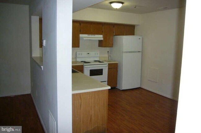 Foto del edificio - 8018 Harbor Tree Way