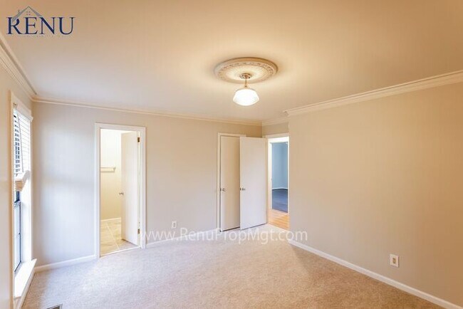 Foto del edificio - AVAILABLE NOW!!