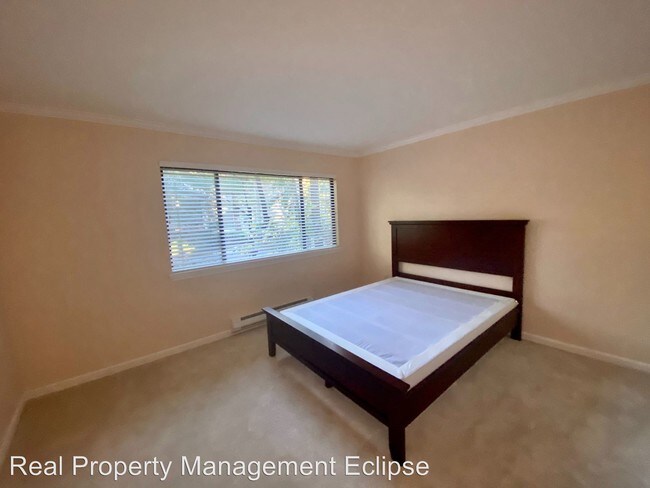Building Photo - 1250 Bellevue Way NE