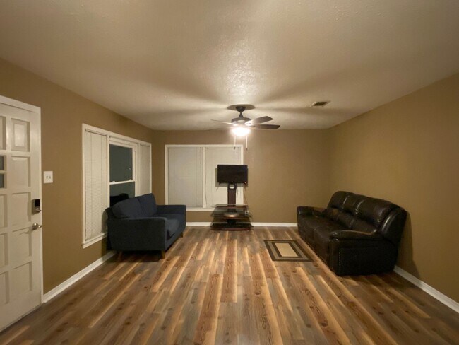 Building Photo - Come check out this 3 bedroom, 1 bath Bren...