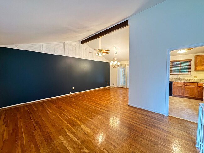 Foto del edificio - Gorgeous 4 Bed 3 Bath Home Sitting On Spac...