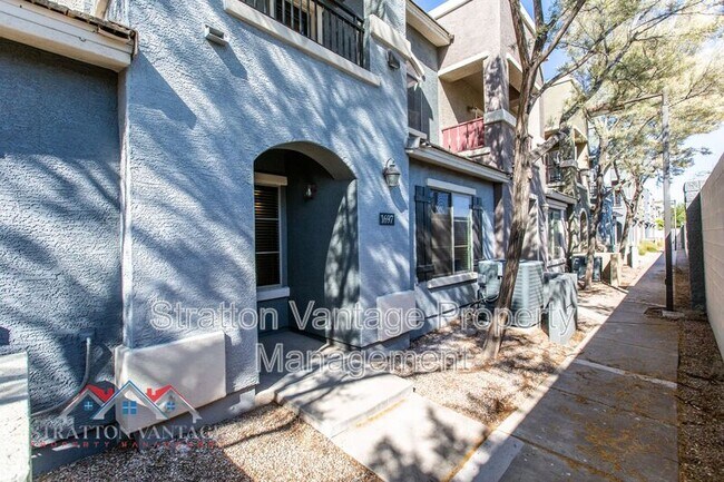 Building Photo - 2402 E 5th St