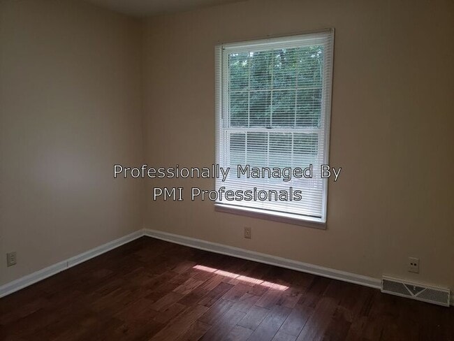 Building Photo - 310 Sadler Ct