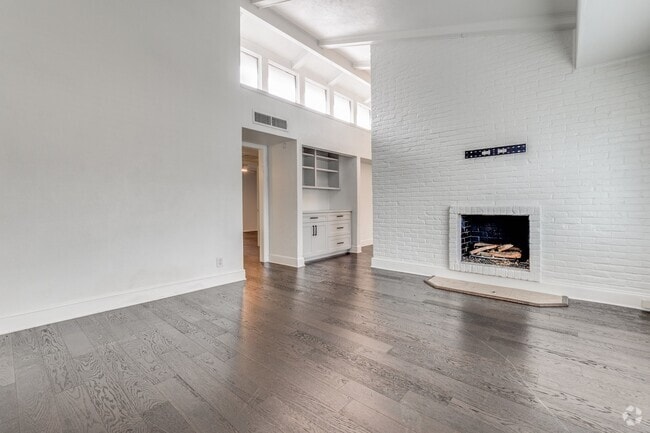 Building Photo - 5932 Sandhurst Ln