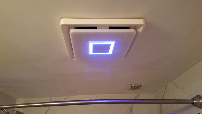 Luz de noche y ventilador con altavoz Bluetooth - 301 N Beauregard St