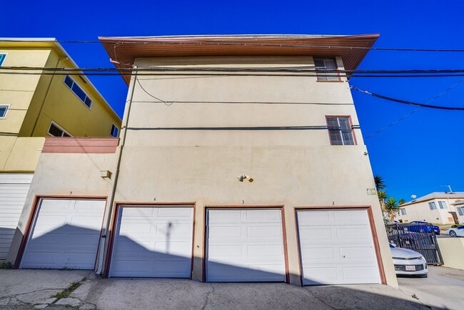 Garage - 4460-4466 1/2 W 59th St
