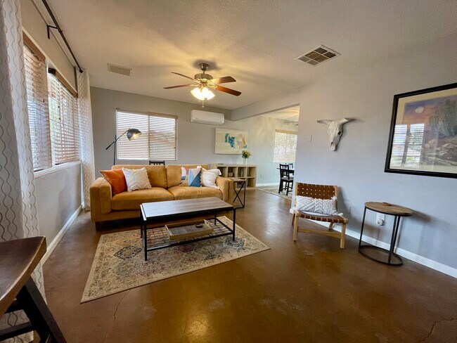 Foto del edificio - 7345 Maude Adams Ave