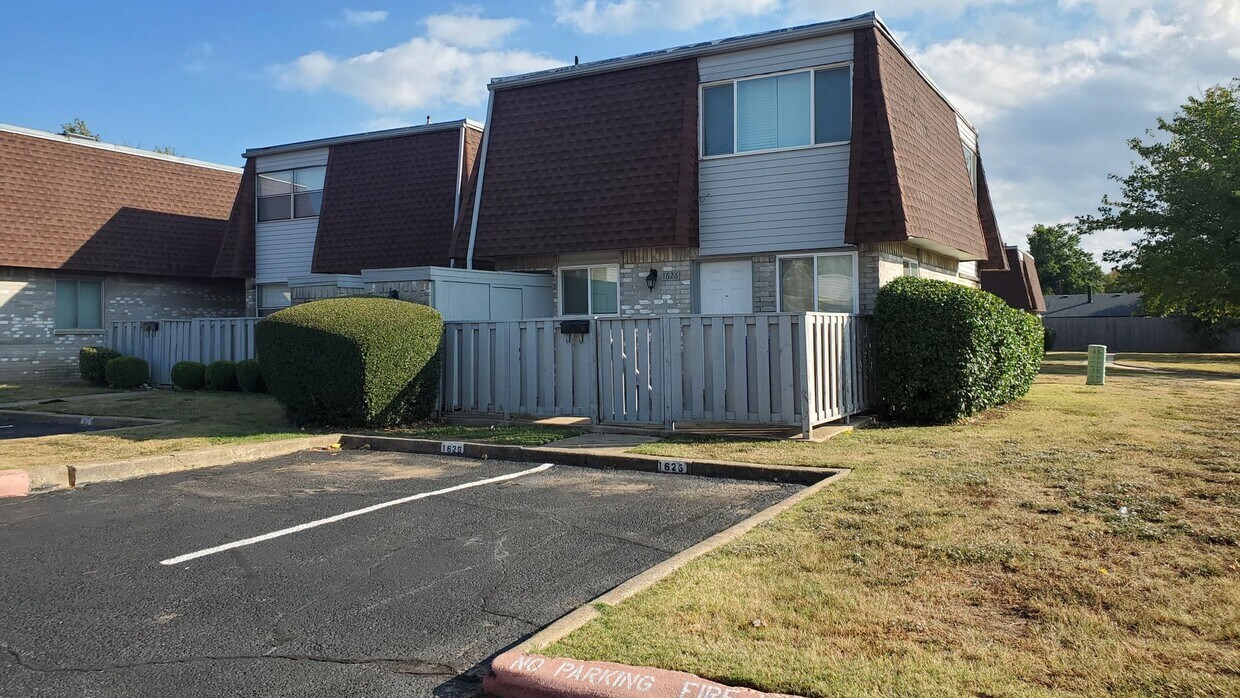 (3) Bed/(2.5) Bath Townhome & Pool Access!... House Rental in Norman