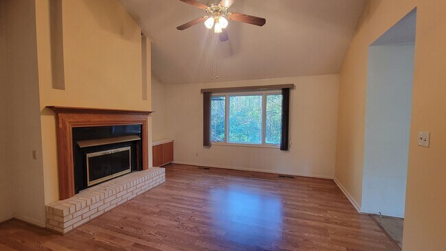 Foto del edificio - Exclusively Offered by Muse Realty Rentals...