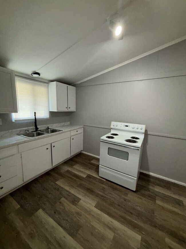 Foto del edificio - Affordable Comfort in Independence — 1-Bed...