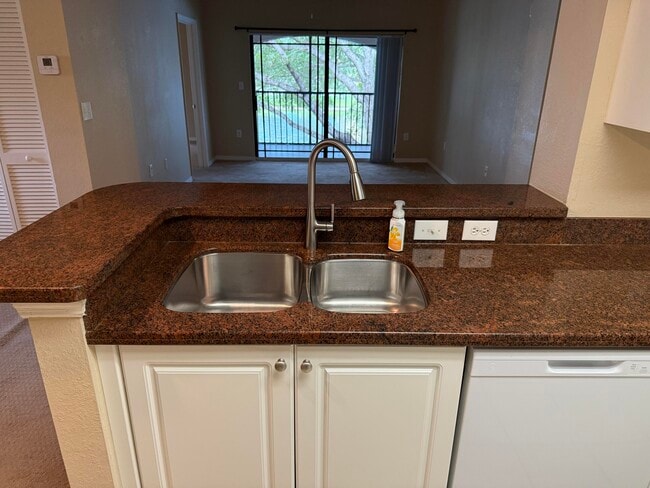 Building Photo - 2806 Veronia Dr