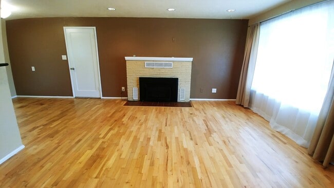 Building Photo - Three Bedroom Rambler in the North End!