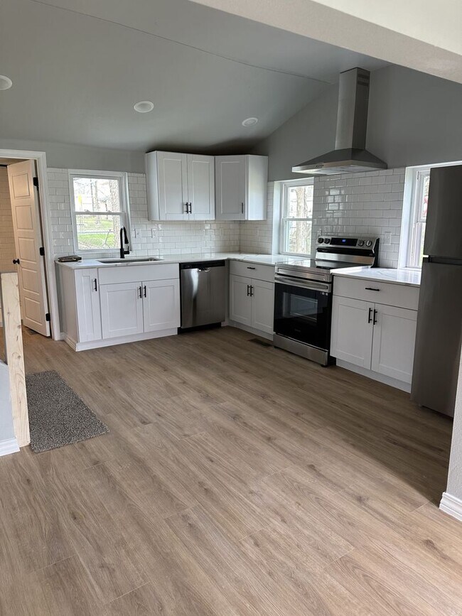 Building Photo - Newly Remodeled 4 Bedroom 1.5 Bath! Right ...