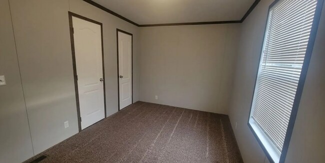 Foto del edificio - 305 Cedar Ln