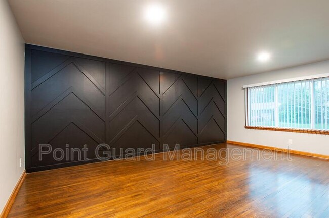 Building Photo - 6102-6104 E Oakwood Dr