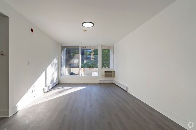 2 habitaciones, 2 baños, 750 pies cuadrados, renovado, sala de estar y comedor. - 912 Brown St