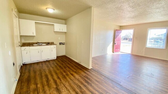 Building Photo - $0 First Month's Rent / $0 Deposit at Move-in
