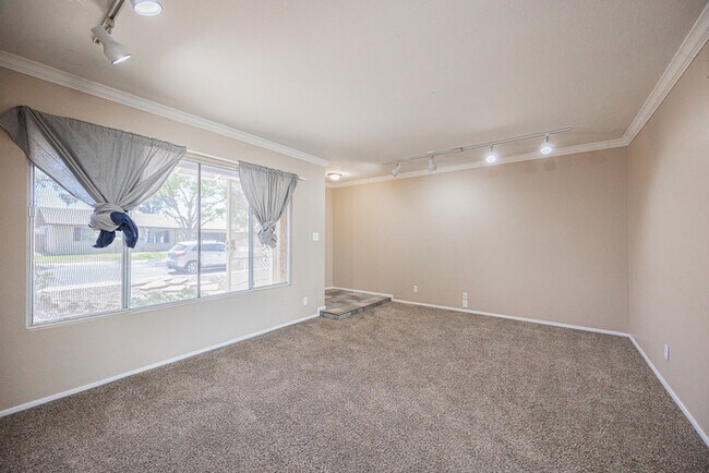 Building Photo - 2812 S Cottonwood Dr