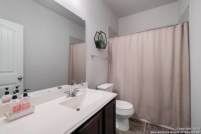 Foto del edificio - CHARMING 4 BEDROOM HOME IN CONVERSE