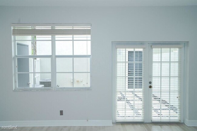 Foto del edificio - 4 br, 3.5 bath Townhome - 981 NW 18th Ave