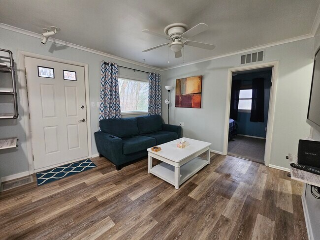 Cómodo sofá con mesa elevable - Quiet Furnished 1BR Near EMU, U-M & Hospitals