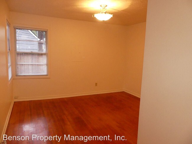 Building Photo - 4320-4328 NE Maywood Pl
