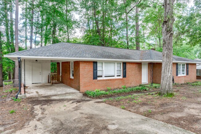Building Photo - Renovated 3-Bed, 2-Bath Brick Home – Spaci...