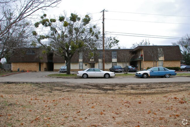 Foto del edificio - 3810 Cedar Lake Dr
