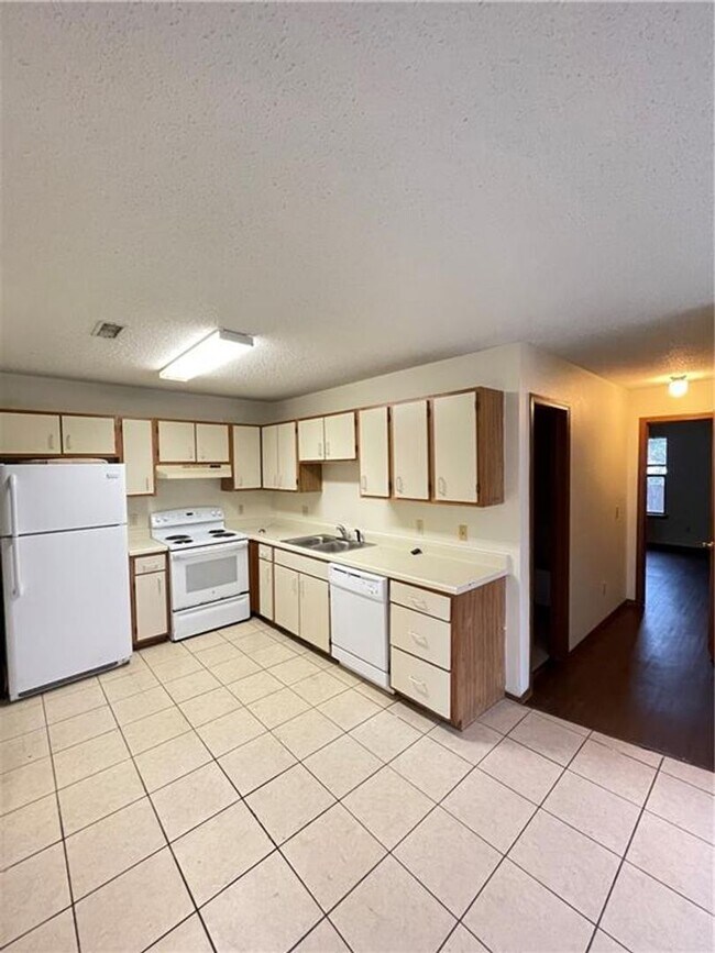 Building Photo - 672-672 W Martha Dr