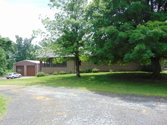 Building Photo - Amazing 3 Bed 2 Bath Country Home With Fab...