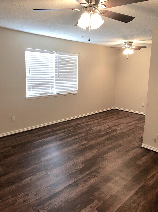 1008 N Houston Ave Unit 2, Livingston, TX 77351 Room for Rent in
