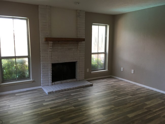 Foto del edificio - 7510 Holly Hill Dr