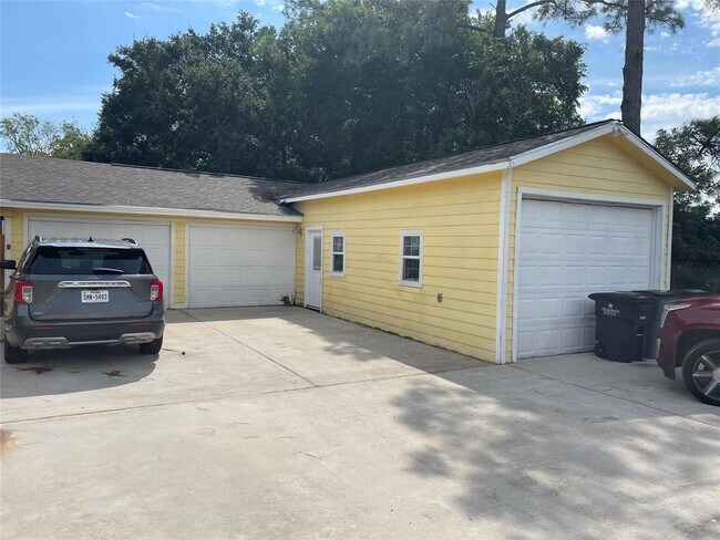 Building Photo - 2589 Cliff Dr