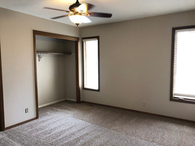 Building Photo - Come check out this roomy Tri-level in a g...