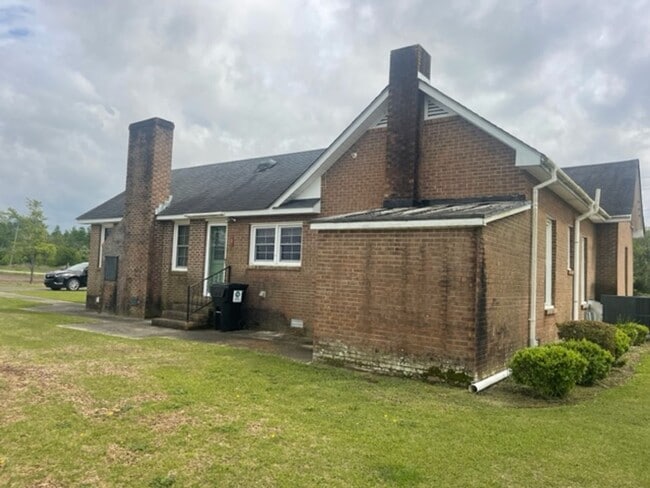 Building Photo - Big family or big entertainer? Brick home ...