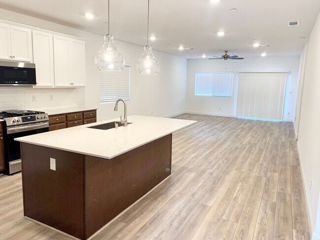 Foto del edificio - Lovely 3 Bed 2 Bath Lennar Home in the Riv...