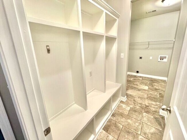 Foto del edificio - Now Leasing a 4 bedroom 3 bath home in Oli...