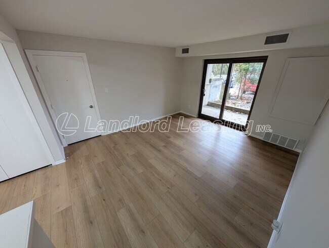 Foto del edificio - Updated 2-Bedroom Condo Steps from Crocker Park – Pool & Clubhouse