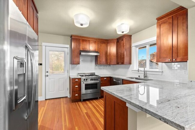 Building Photo - Gorgeous AIR CONDITIONED West Seattle Char...