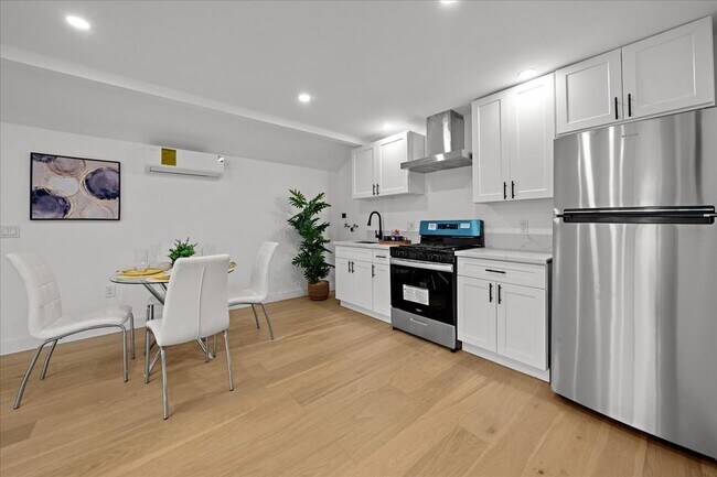 Foto del edificio - 5813 Saloma Ave