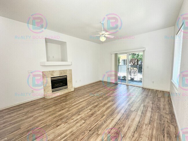 Building Photo - 3 Bedroom  2.5 Bathroom + Loft & 2 Car gar...