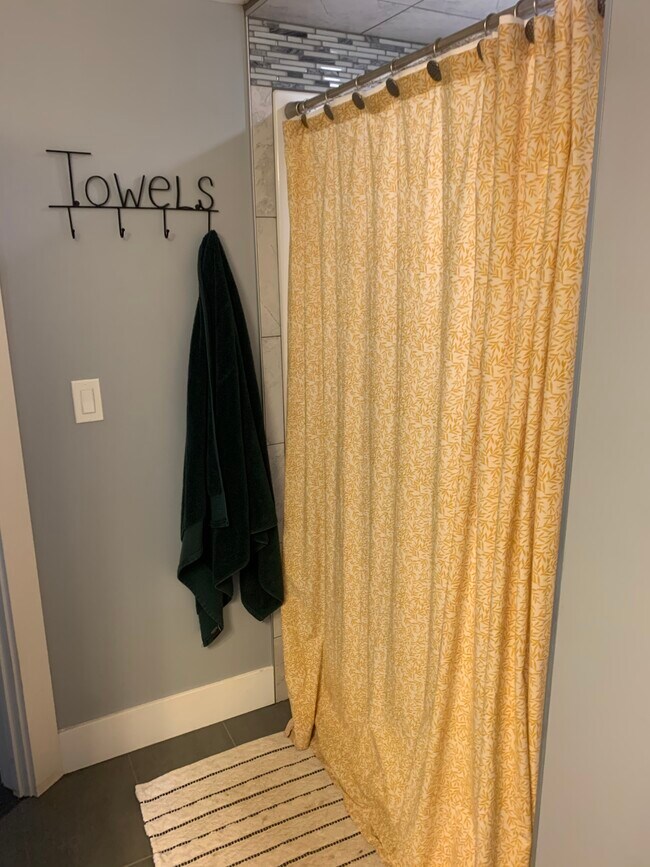 Ahora tiene puerta de ducha de cristal. - 3111 Harrow Dr