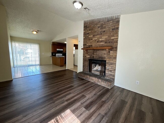 Building Photo - 3 Bedroom duplex!!