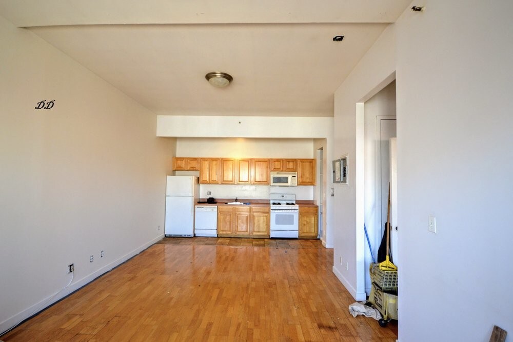 Primary Photo - 433 Lorimer St
