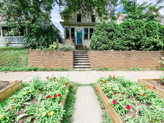 ¡Bienvenido a casa! ¡Huertos elevados y árboles maduros te dan la bienvenida al llegar! - 819 Edmund Ave