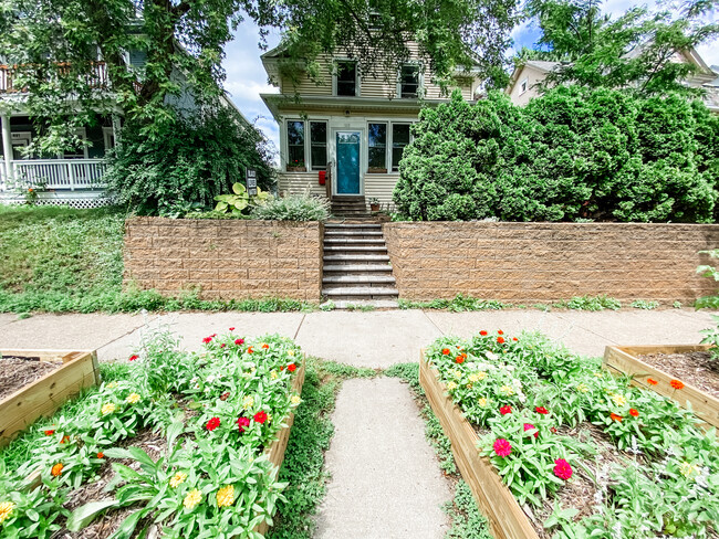 ¡Bienvenido a casa! Jardines elevados y árboles maduros te dan la bienvenida cuando llegas a casa. - 819 Edmund Ave