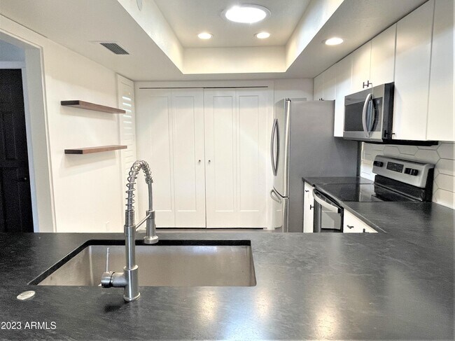 Foto del edificio - 8 W Griswold Rd