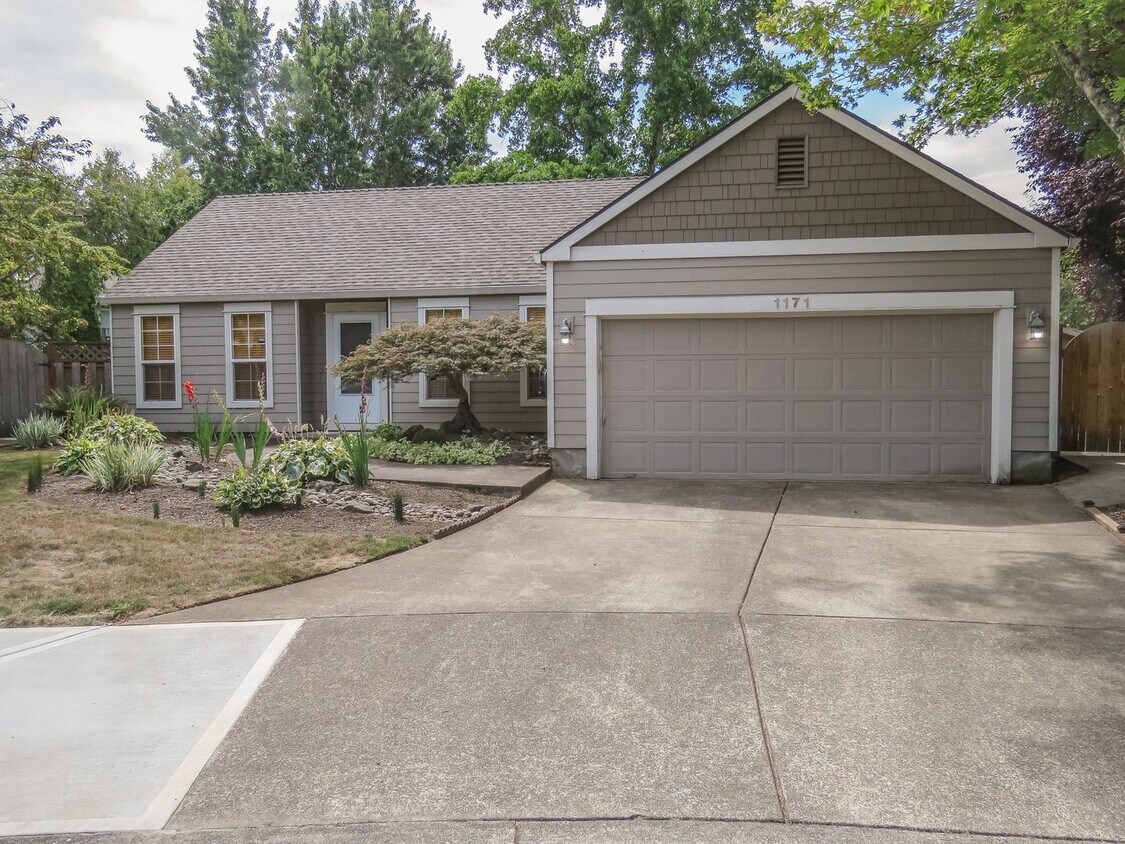 Foto principal - Charming 3 bedroom 2 bathroom home availab...