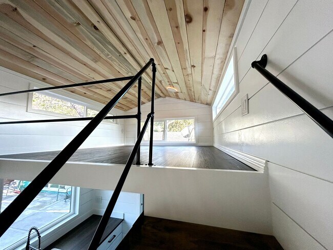 Building Photo - Tiny House in Linda Mar (Pacifica)! All Ut...